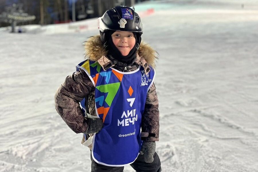 Малышев Глеб едет по трассе с кисточками