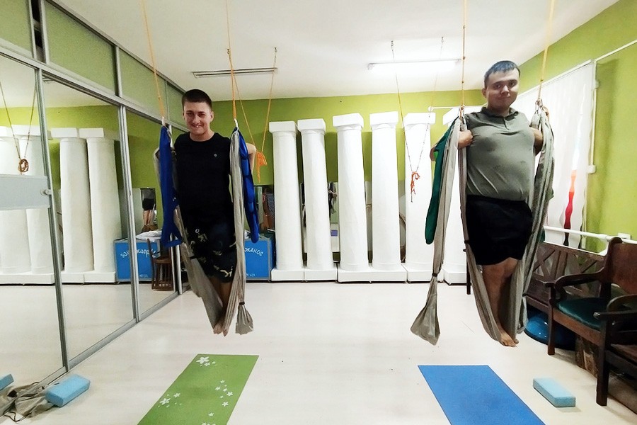 Йога в гамаках