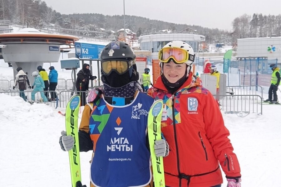 Дядичкин Слава на склоне с отличными поворотами на параллельных лыжах