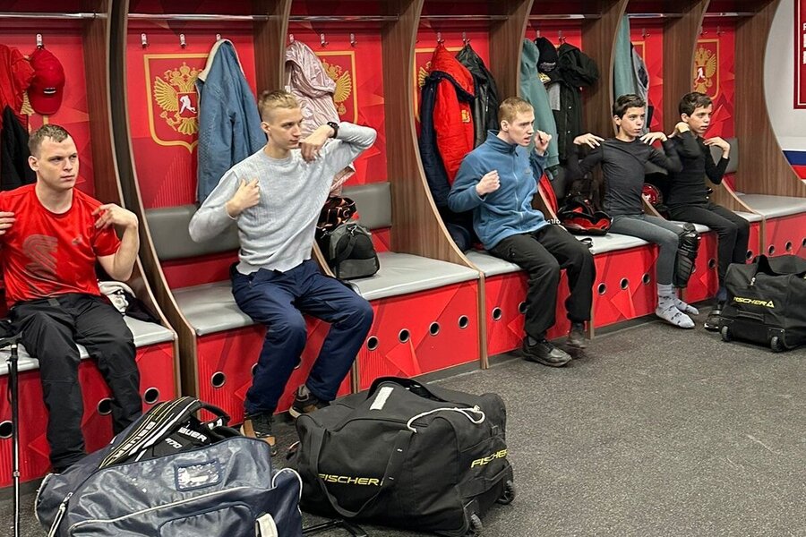 Разогрели мышцы и на лед, выходные на спорте