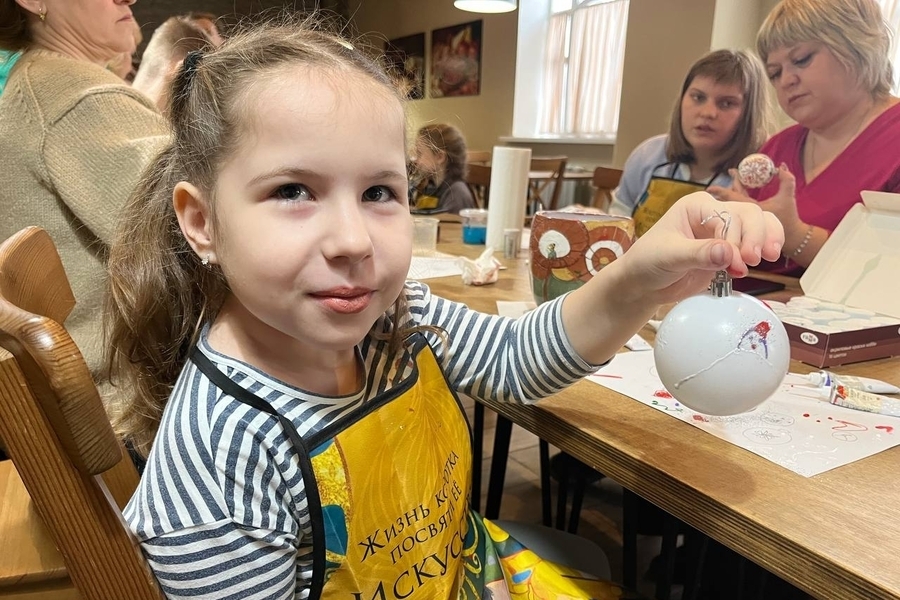 Роспись новогоднего шарика