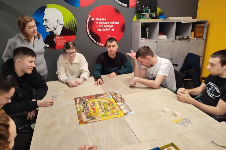 Поиграли в &laquo;Большую бродилку&raquo; и в &laquo;Ой, колючки&raquo;