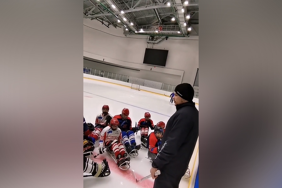 Сколько сможешь забросить шайб?