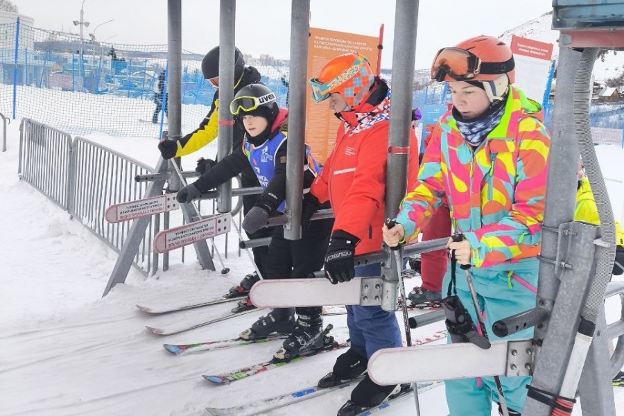 Глеб ловит теплые деньки! Катается с удовольствием!