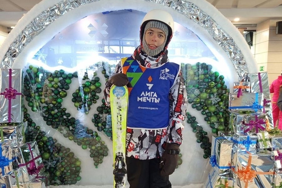 Тимофей и Артём проводят каникулы на спорте