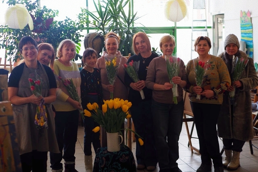 Весна в каждом штрихе: поздравление от наших художников!