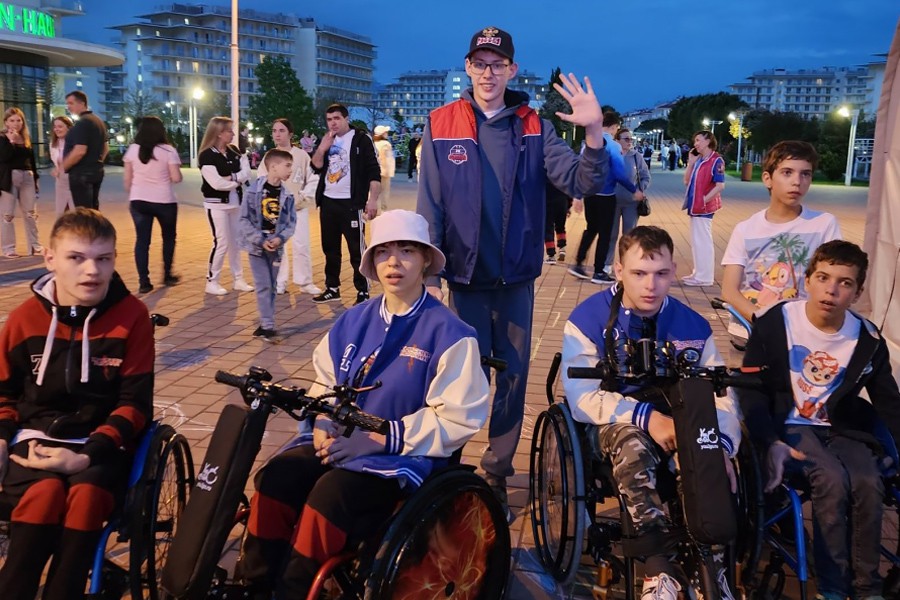 Молния участвует на вечерних тусовках Фестиваля